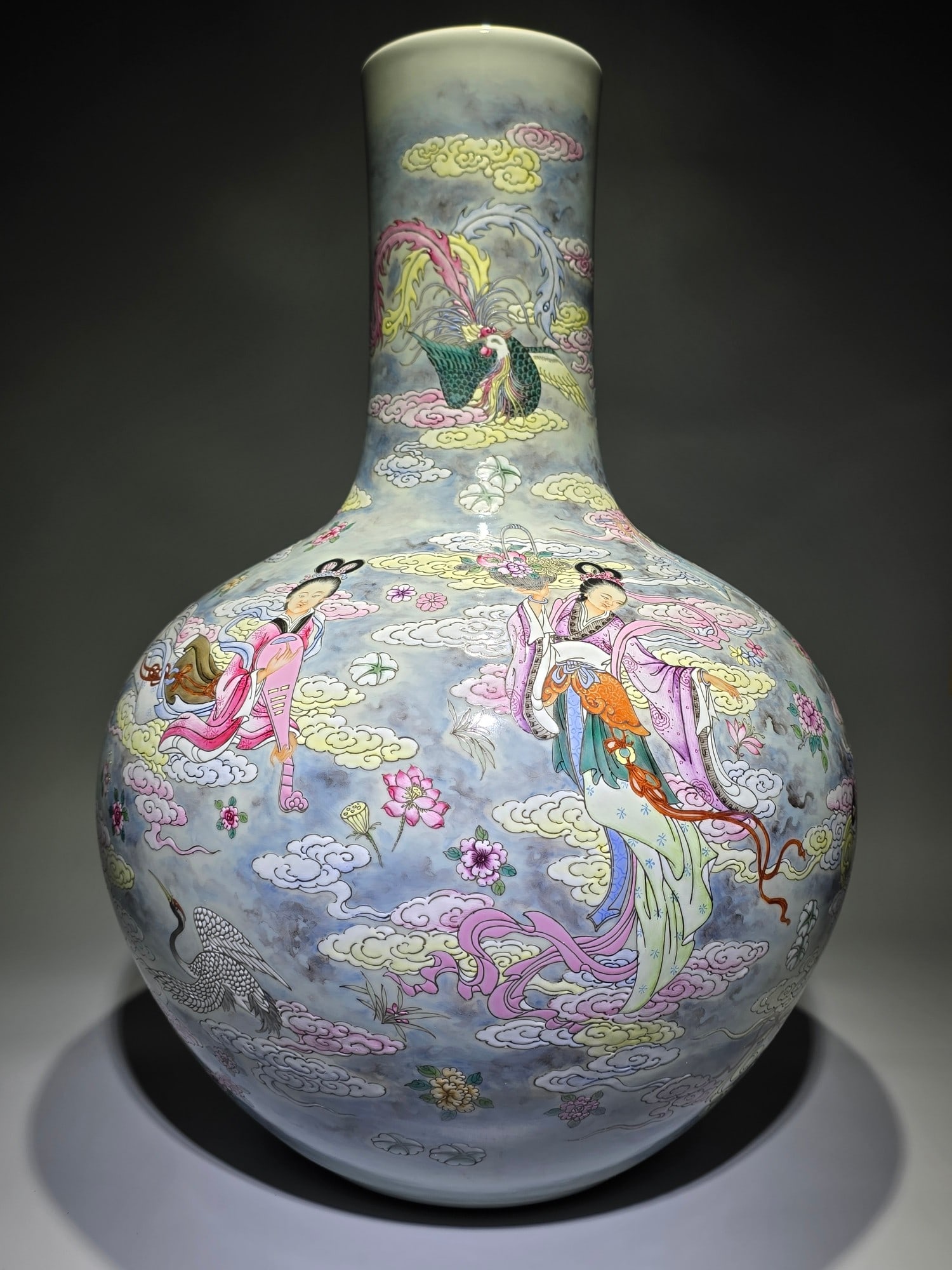 A Huge Famille-Rose Painted Gold Auspicious Cloud?Figure and Phoenix Pattern Vase: A Huge Famille-Rose Painted Gold Auspicious Cloud,Figure and Phoenix Pattern Vase,Qing Dynasty,China,Qianlong Six-character Mark,Size:21.7inx15.7in 