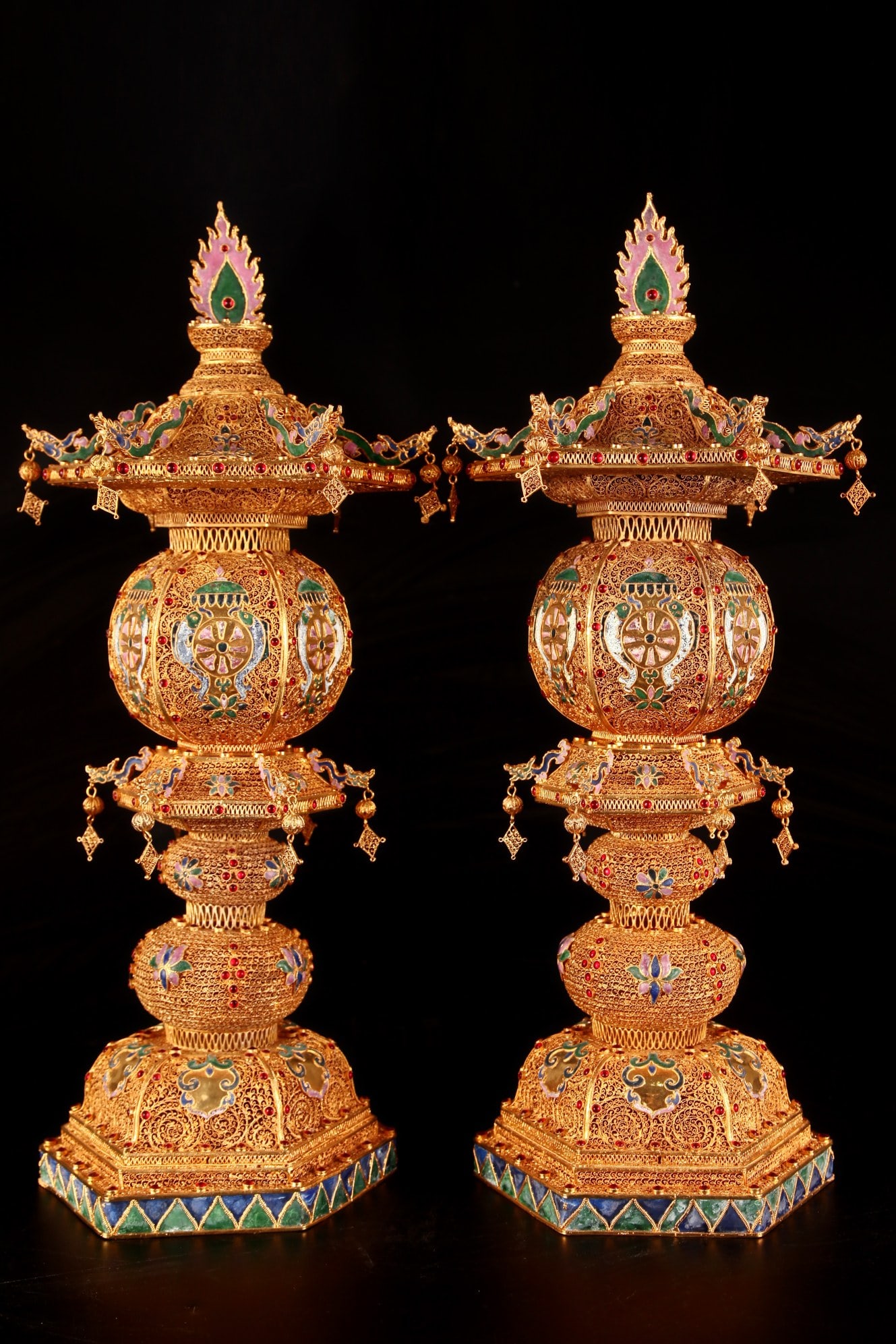 A Pair of Rare Flower silk gold-plated Inlaid Gems Palace Lanterns: A Pair of Rare Flower silk gold-plated Inlaid Gems Palace Lanterns,Qing Dynasty, China,Qianlong Four-character Mark,Size:20.9inx8.3in Weight:4508g 