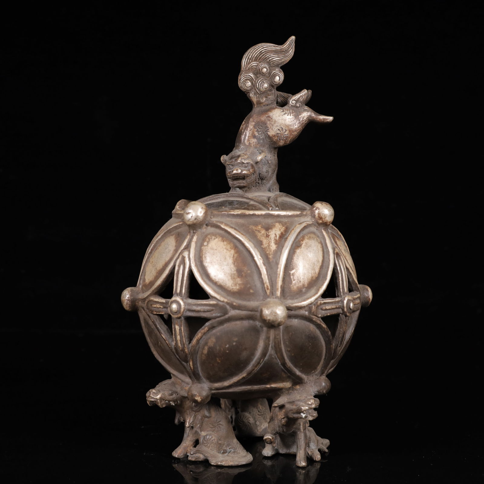 An Exquisite Silver Beast Legs Auspicious Beast Censer: An Exquisite Silver Beast Legs Auspicious Beast Censer,Qing Dynasty,China,Size:5.5inx9.4in,Weight:1450g 银兽足瑞兽香炉,中国清代