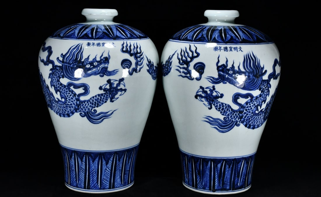 A Pair of Huge Blue and White Dragon Pattern Vases (1 of 9)