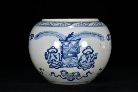 An Exquisite Blue and White Bogu Pattern Jar: An Exquisite Blue and White Bogu Pattern Jar,Qing Dynasty, China,Kangxi Six-character Mark,Size:5.9inx7.5in 青花博古纹罐,中国清代,康&#