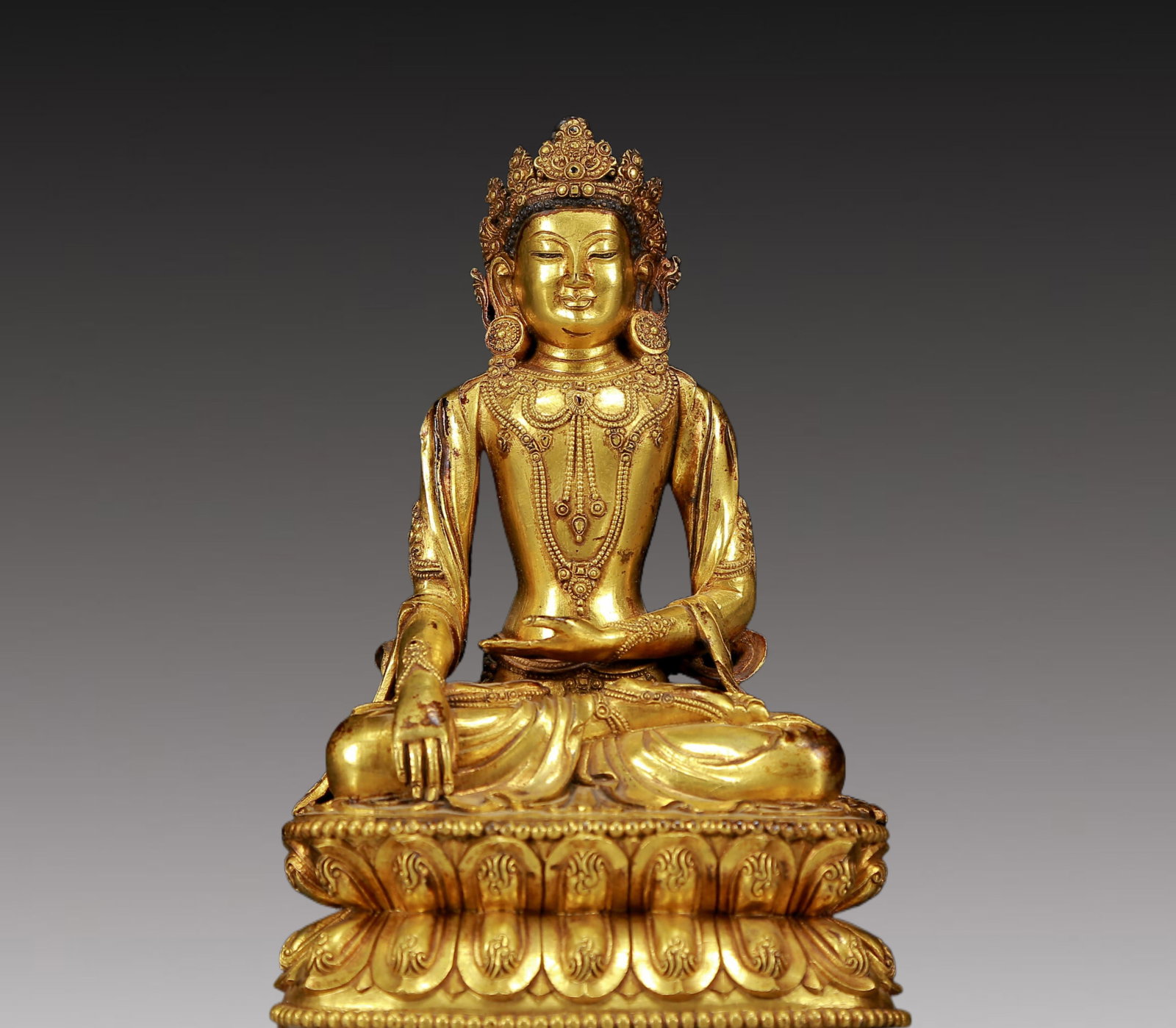 An Exquisite Gilt Bronze Statue of Avalokitesvara: An Exquisite Gilt Bronze Statue of Avalokitesvara,Ming Dynasty, China,Size:5.1inx3.9inx7.9in,Weight:1795g 铜鎏金观音像，明代