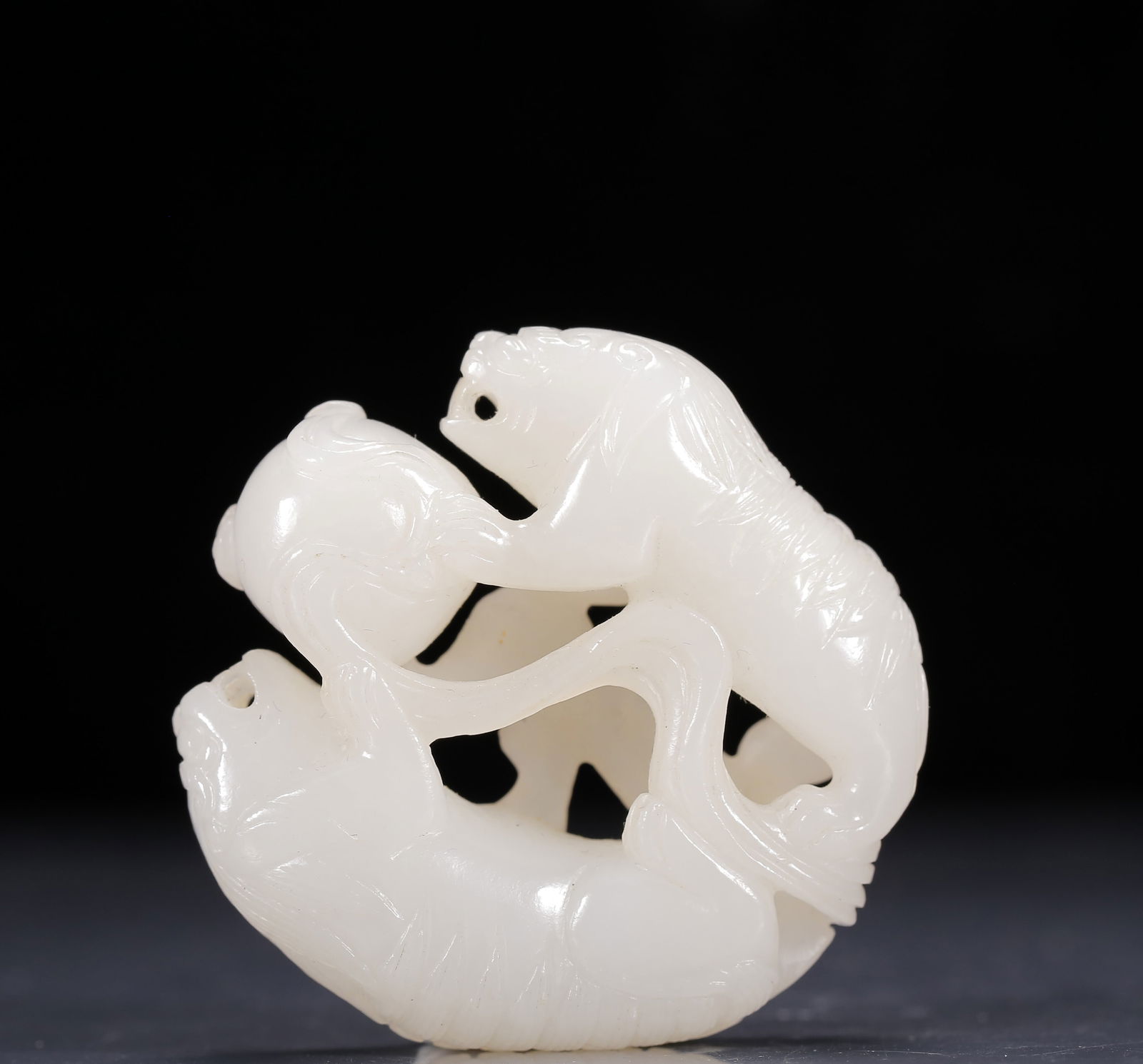 An Exquisite White Jade Lion Ornament: An Exquisite White Jade Lion Ornament,Qing Dynasty, China,Size:2.2inx0.6in,Weight:65g 白玉狮子戏球摆件，清代