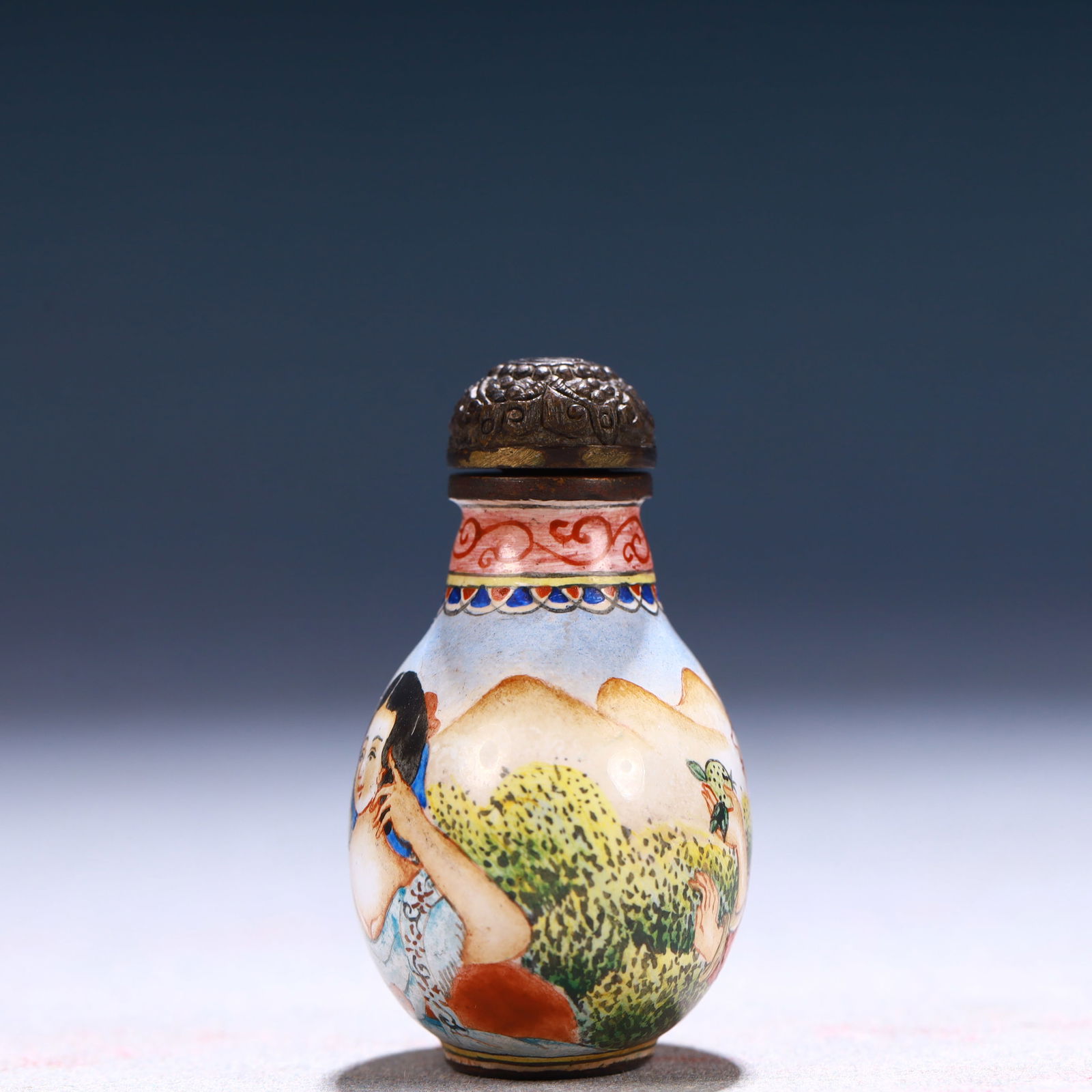 An Exquisite Painted Enamel Figure Pattern Snuff Bottle - 3