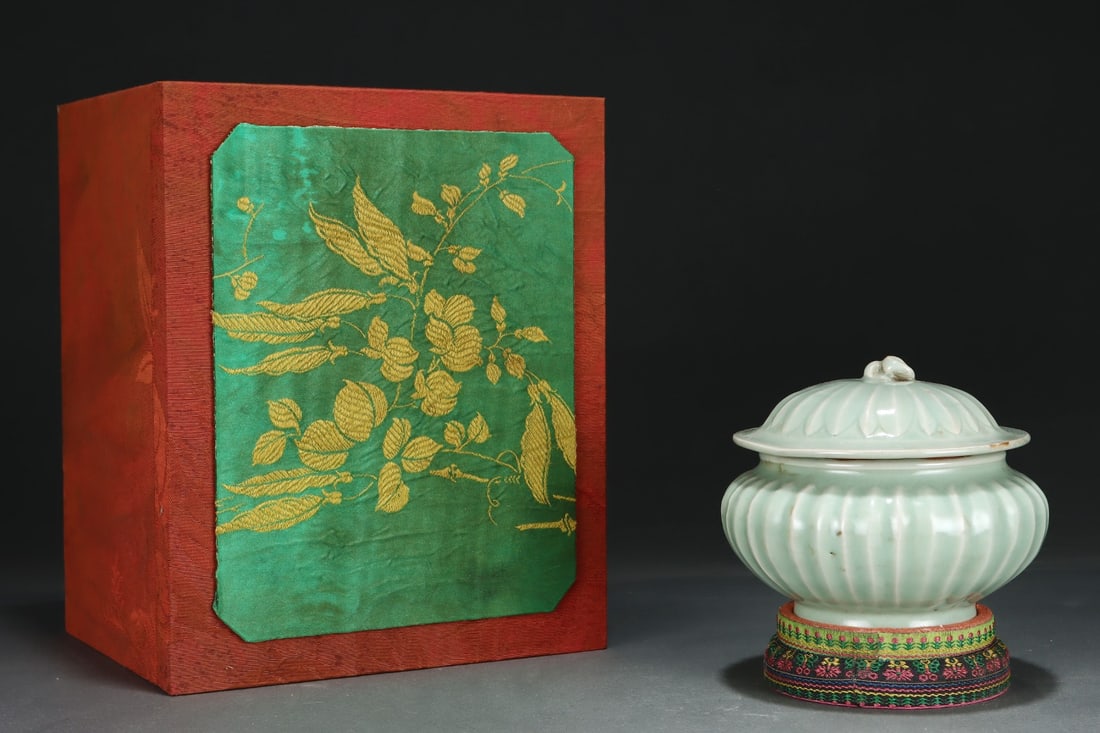 An Exquisite Longquan yao Cover Jar: An Exquisite Longquan yao Cover Jar,Song Dynasty, China,Size:4.8inx5.8in 龙泉窑盖罐,中国宋代