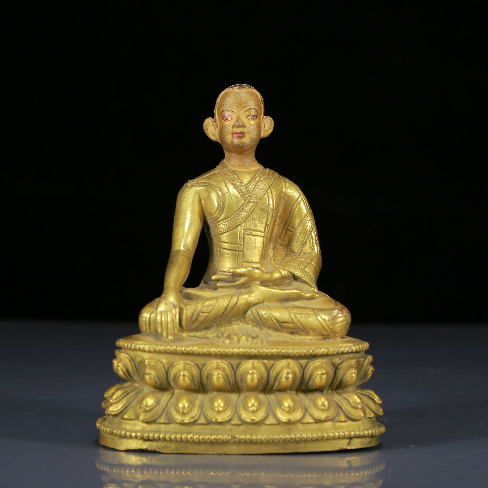 A Solemn Gilt Bronze Statue of Guru: A Solemn Gilt Bronze Statue of Guru,Ming Dynasty, China,Size:3.9inx2.6inx4.7in,Weight:380g 铜鎏金上师像，明代