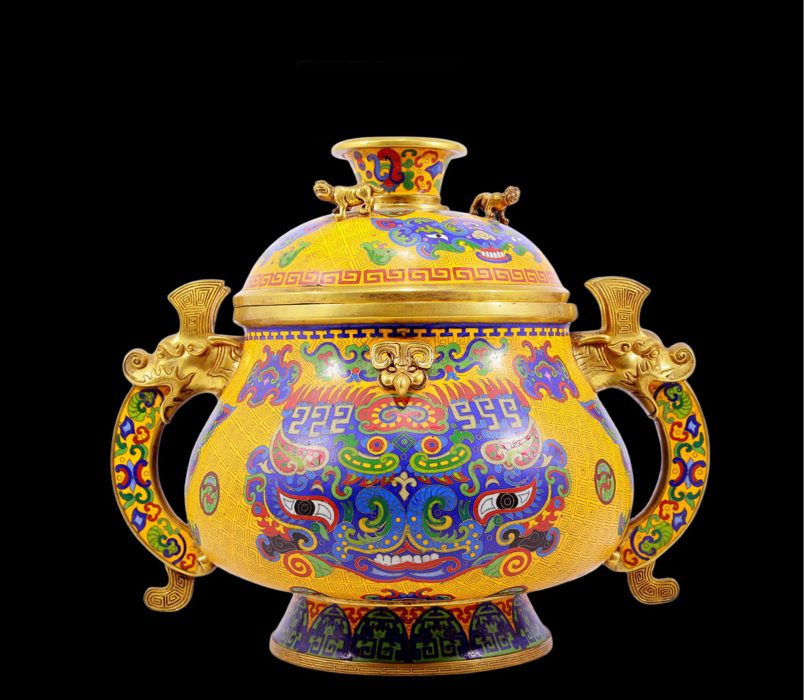 An exquisite cloisonné animal-faced vase with double ears with lid: An exquisite cloisonné animal-faced double-ear stove with lid, Kangxi four-character mark. The application of filigree technology makes the decoration of this collection more detailed and