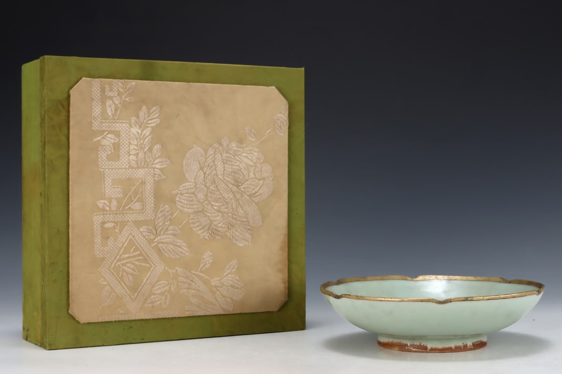 An Exquisite Longquan yao Celadon Glazed Cover with Gold Plate,with an Imperial Poem by Emperor: An Exquisite Longquan yao Celadon Glazed Cover with Gold Plate,with an Imperial Poem by Emperor Qianlong,Song Dynasty, China,Size:2.2inx7.8in 龙泉窑粉青釉金&#