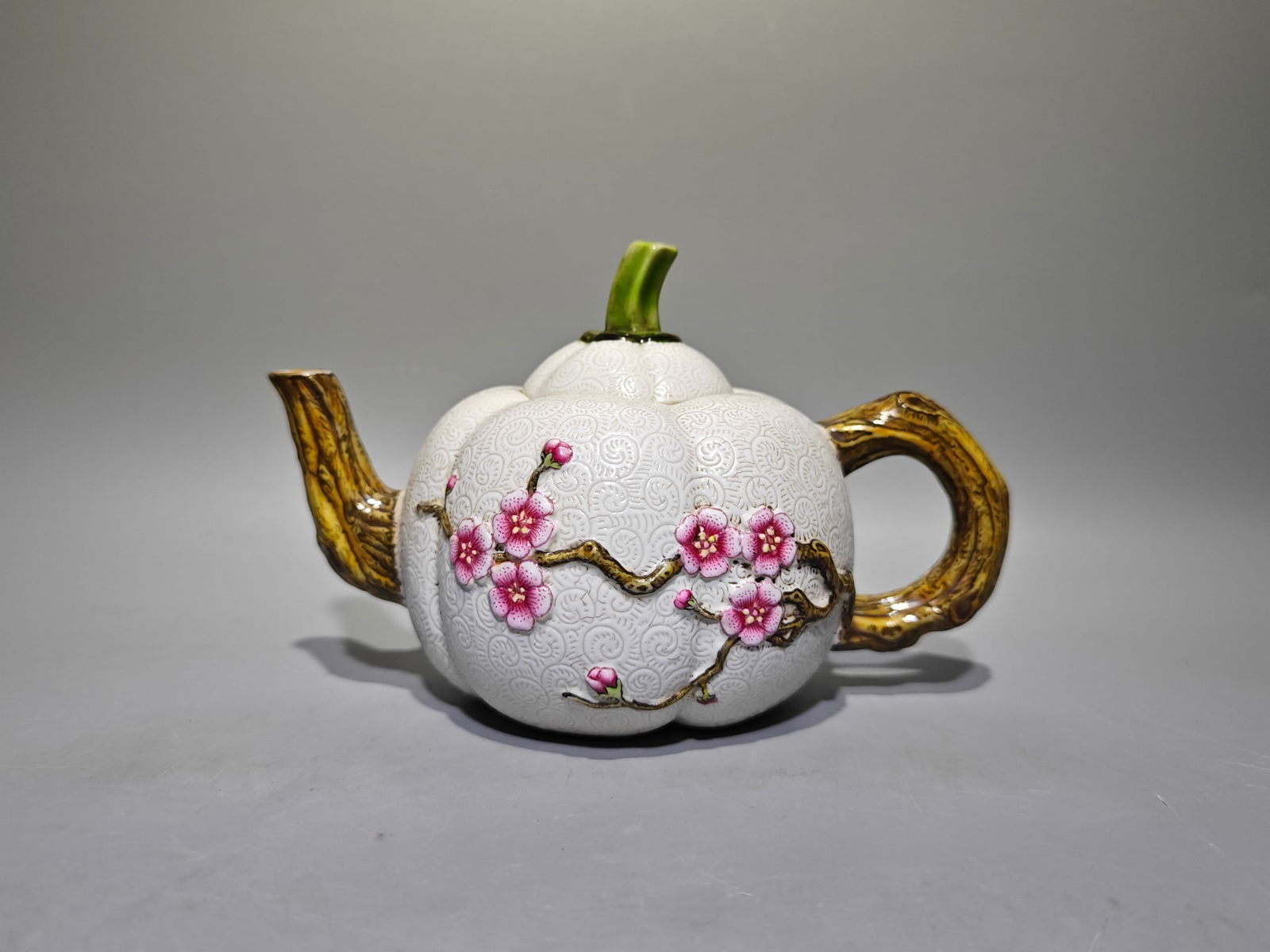 An Exquisite Imitation Wood Grain Glazed Famille-Rose White Ground Plum Blossom Pattern Ewer (1 of 8)