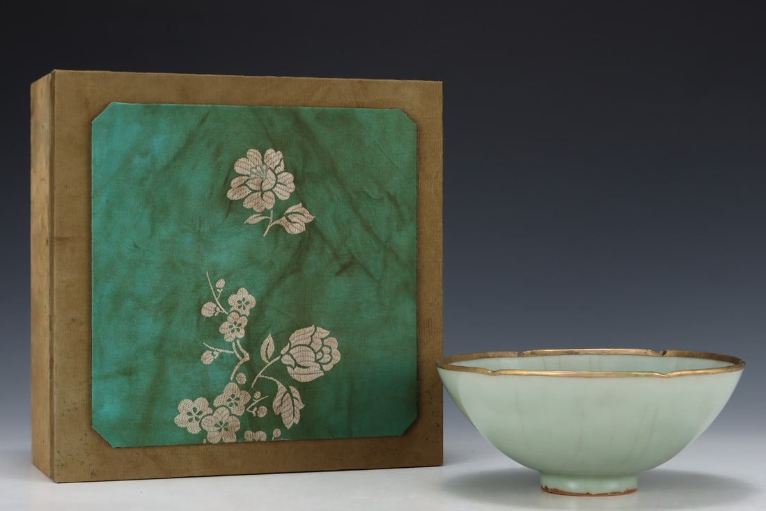 An Exquisite Longquan yao Celadon Glazed Cover with Gold Bowl (1 of 8)