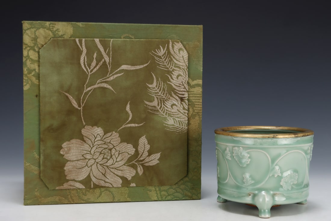 An Exquisite Longquan yao Celadon Glazed Cover with Gold Flower Pattern Tripod Censer: An Exquisite Longquan yao Celadon Glazed Cover with Gold Flower Pattern Tripod Censer,Song Dynasty, China,Royal Court Mark,Size:3.9inx4.9in 