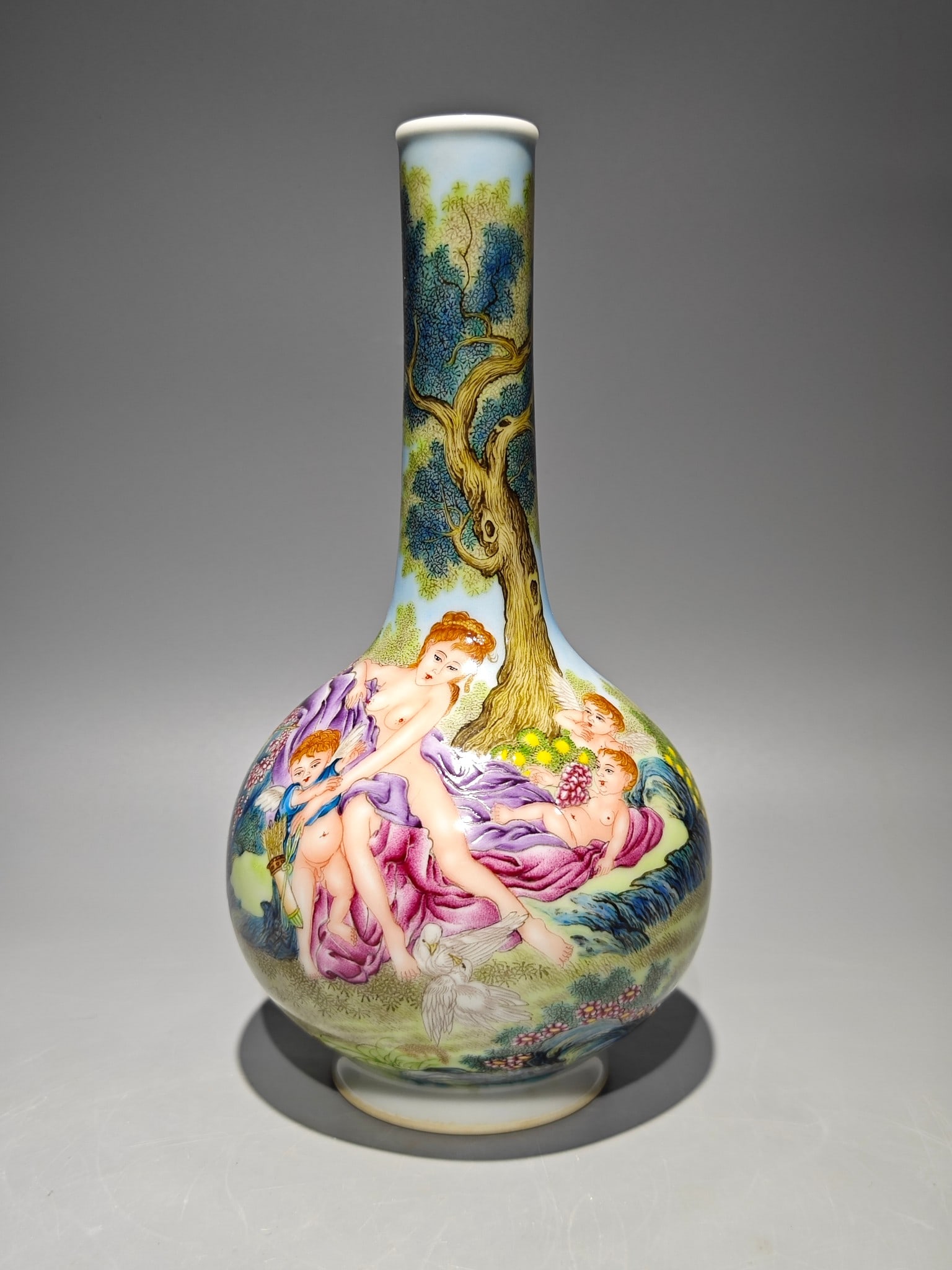 An Exquisite Enamel Character and Story Pattern Vase: An Exquisite Enamel Character and Story Pattern Vase,Qing Dynasty,China,Qianlong Four-character Mark,Size:9.8inx5.3in 