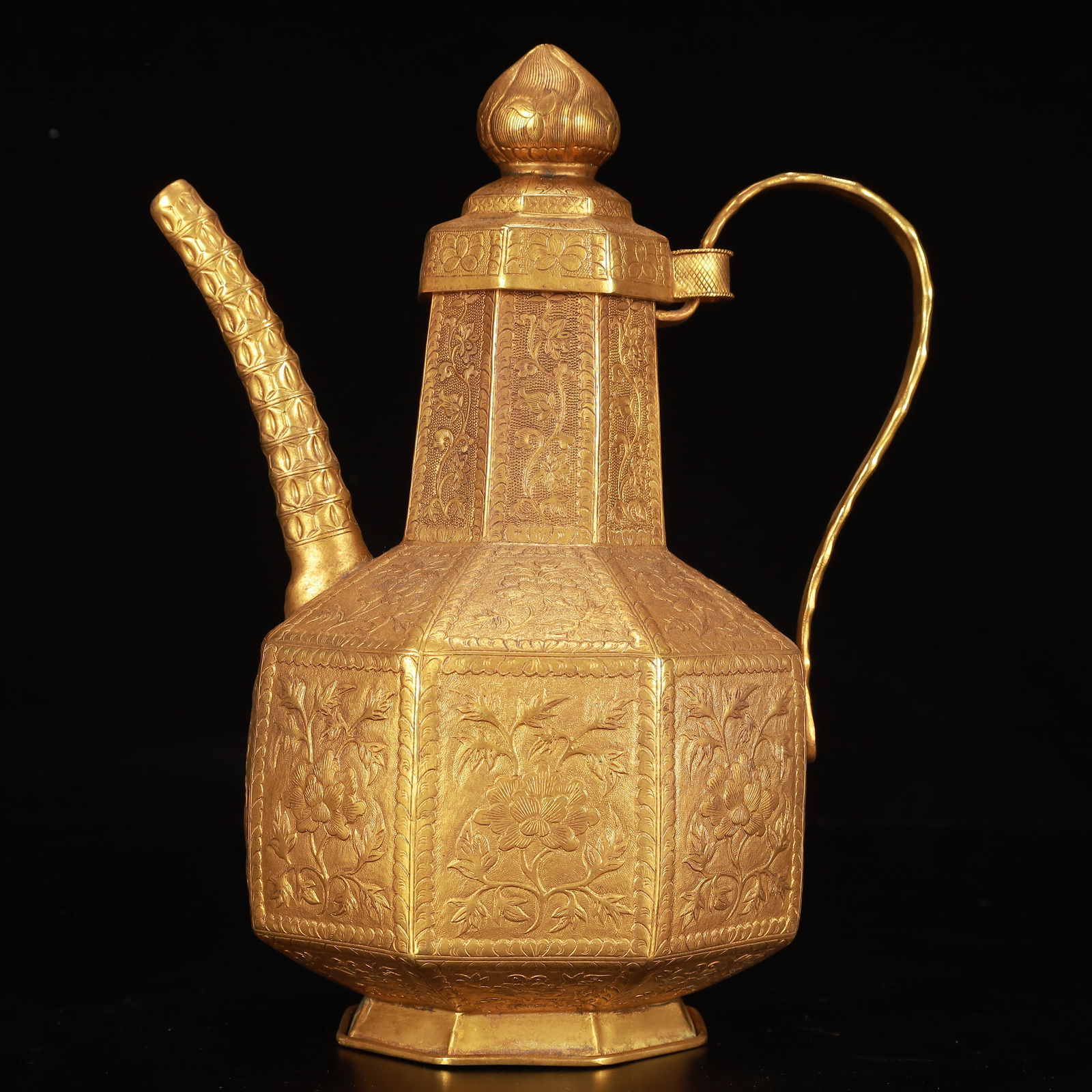 An Exquisite Gilt Bronze Flower Pattern Ewer: An Exquisite Gilt Bronze Flower Pattern Ewer,Qing Dynasty, China,Size:7.9inx5.9inx9.8in,Weight:1450g 铜鎏金花卉纹执壶,中国清代