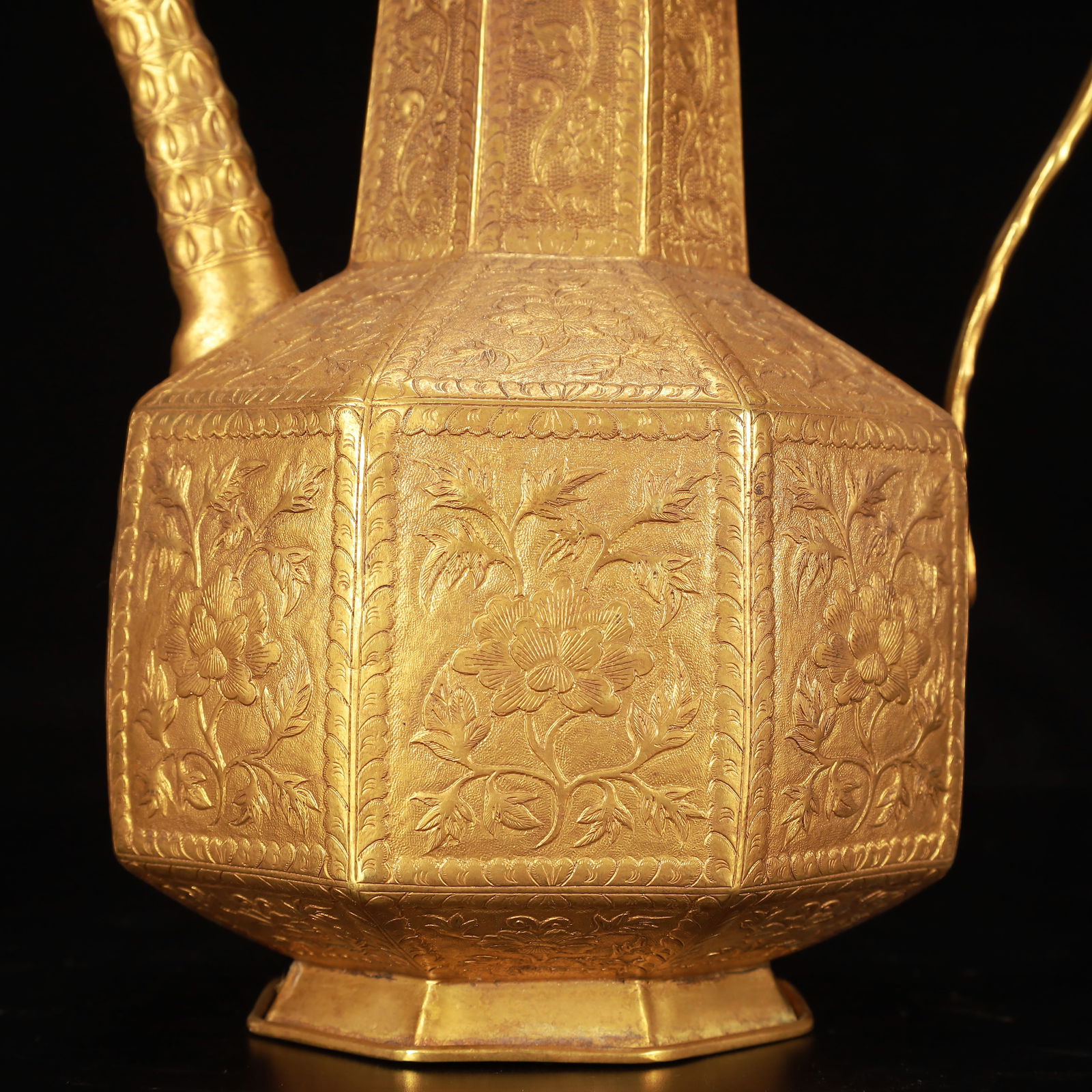 An Exquisite Gilt Bronze Flower Pattern Ewer - 3