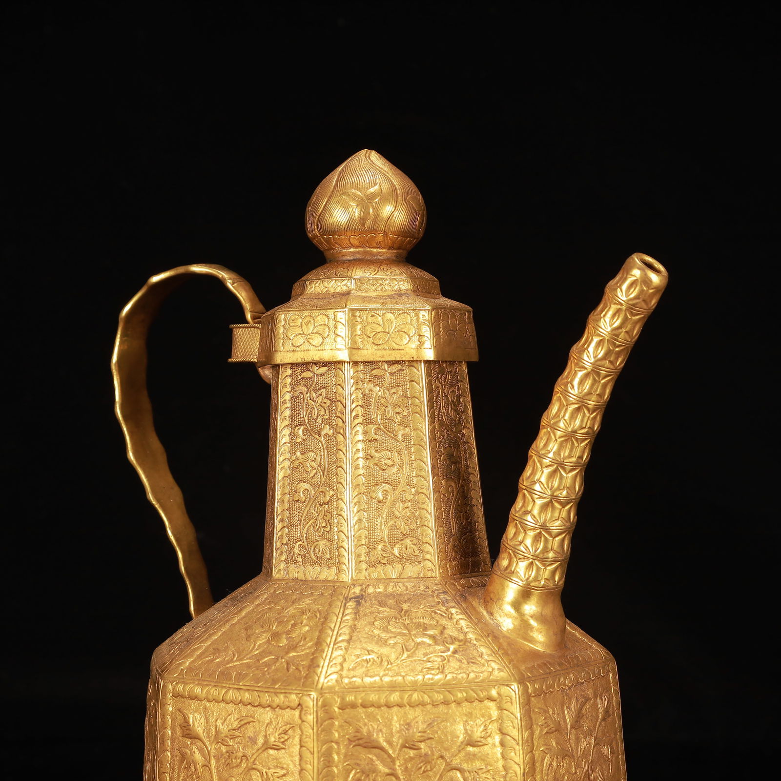 An Exquisite Gilt Bronze Flower Pattern Ewer - 7