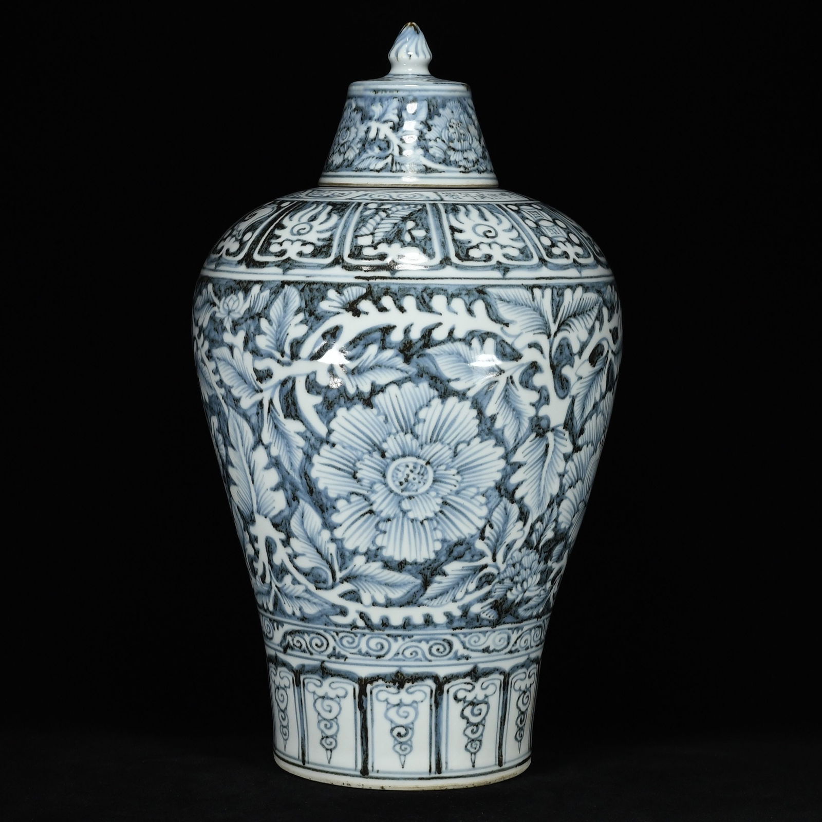 A Huge Blue and White Lotus Pattern Vase: A Huge Blue and White Lotus Pattern Vase,Ming Dynasty, China,Hongwu Six-character Mark,Size:19.3inx11.8in 