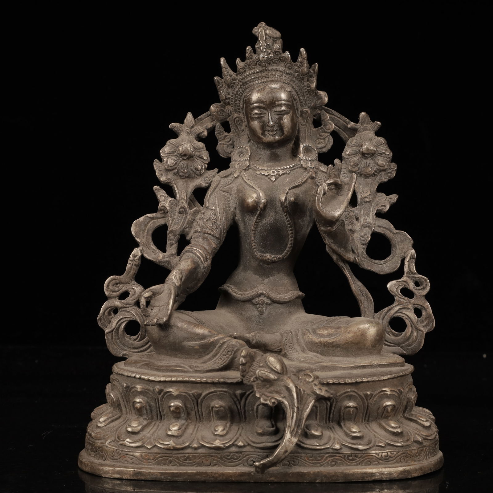 An Exquisite Silver Statue of Tara: An Exquisite Silver Statue of Tara,Qing Dynasty, China,Size:6.3inx4.3inx7.9in,Weight:1200g 银度母像,中国清代