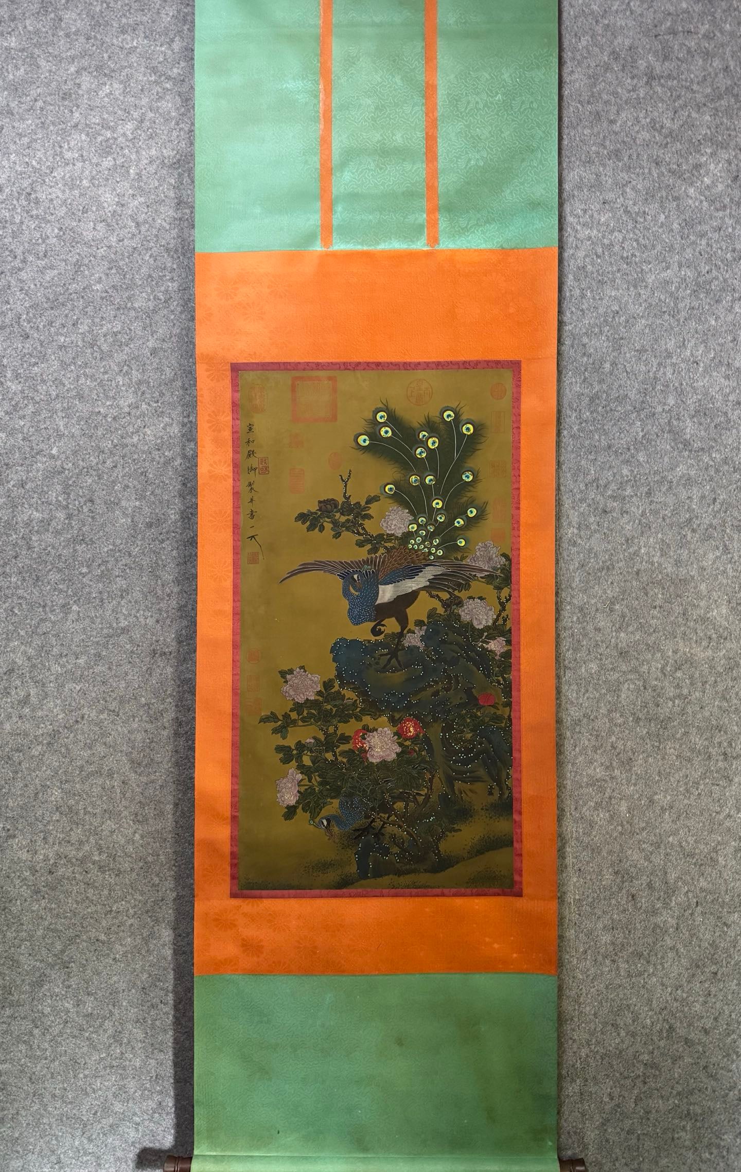 A Chinese Vertical Scroll Ink Painting of Flower and Bird on Silk,Song Huizong (1 of 9)