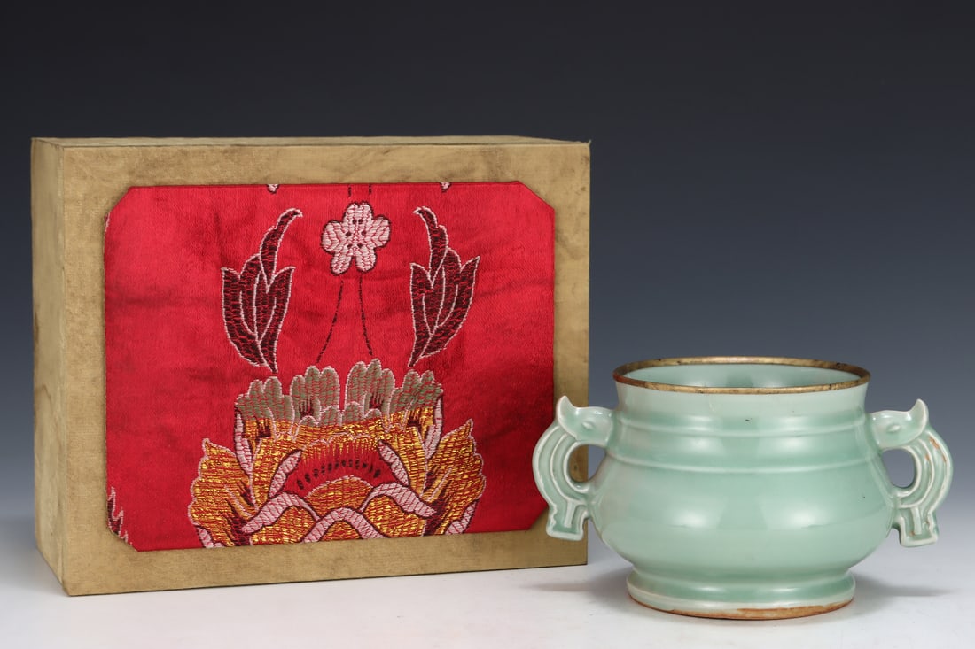 An Exquisite Longquan yao Celadon Glazed Cover with Gold Double-Ears Censer,with an Imperial Poem by: An Exquisite Longquan yao Celadon Glazed Cover with Gold Double-Ears Censer,with an Imperial Poem by Emperor Qianlong,Song Dynasty, China,Size:4.4inx8.1in 龙泉窑粉青ŵ