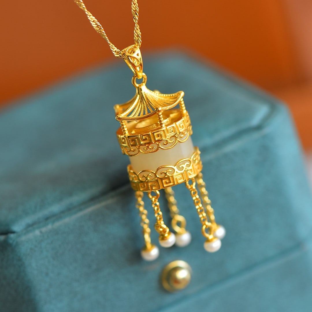 An Exquisite Sterling Silver-Gold Plated Inlaid White Jade Pendant,Inlaid Pearls: An Exquisite Sterling Silver-Gold Plated Inlaid White Jade Pendant,Inlaid Pearls,Size:8mmx12mm 纯银镀金镶白玉吊坠,嵌珍珠