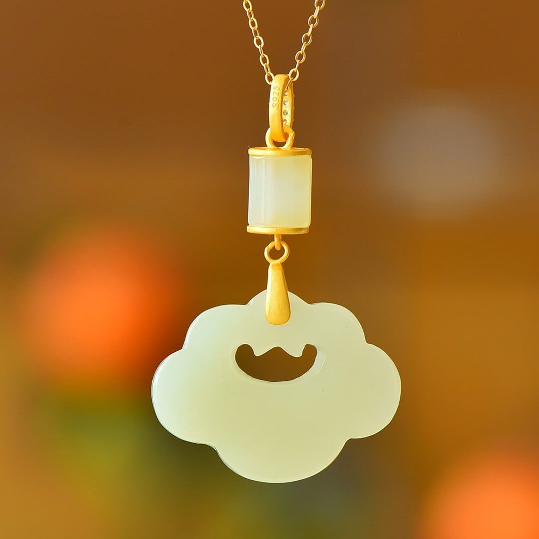 An Exquisite Sterling Silver-Gold Plated Inlaid White Jade Pendant: An Exquisite Sterling Silver-Gold Plated Inlaid White Jade Pendant,Size:22mmx30mm 纯银镀金镶白玉吊坠