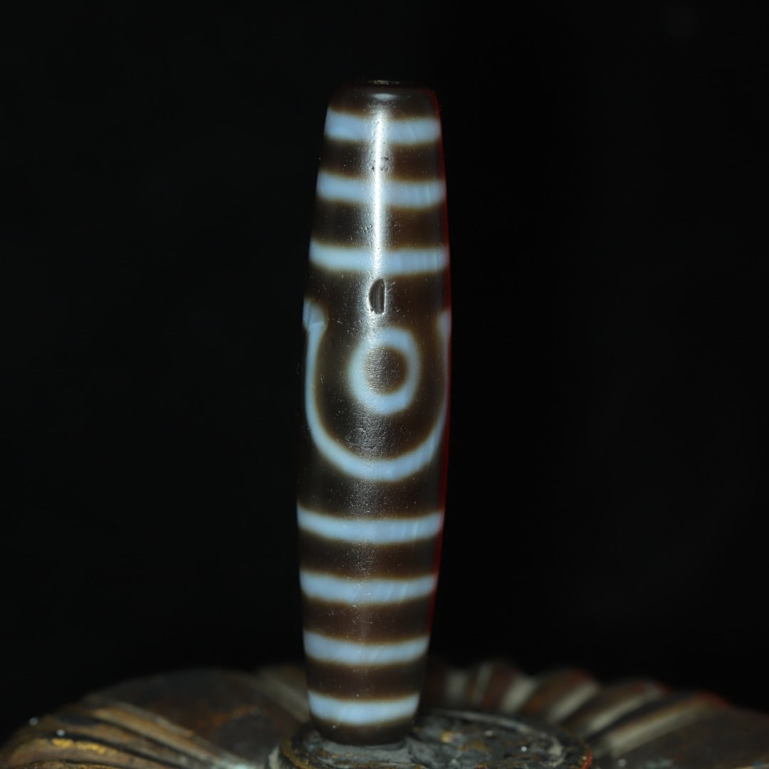 An Exquisite Two Eyes Dzi Bead Pendant: An Exquisite Two Eyes Dzi Bead Pendant，Size：67mmx15mm，Weight：24g 两眼天珠挂件