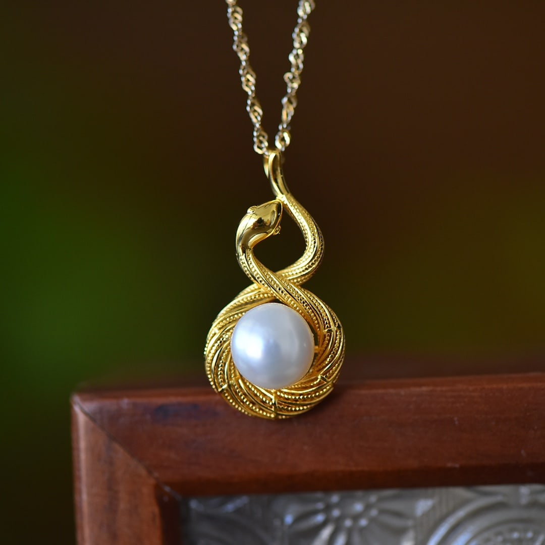 An Exquisite Sterling Silver-Gold Plated Inlaid White Jade Pendant: An Exquisite Sterling Silver-Gold Plated Inlaid White Jade Pendant, 纯银镀金镶白玉吊坠