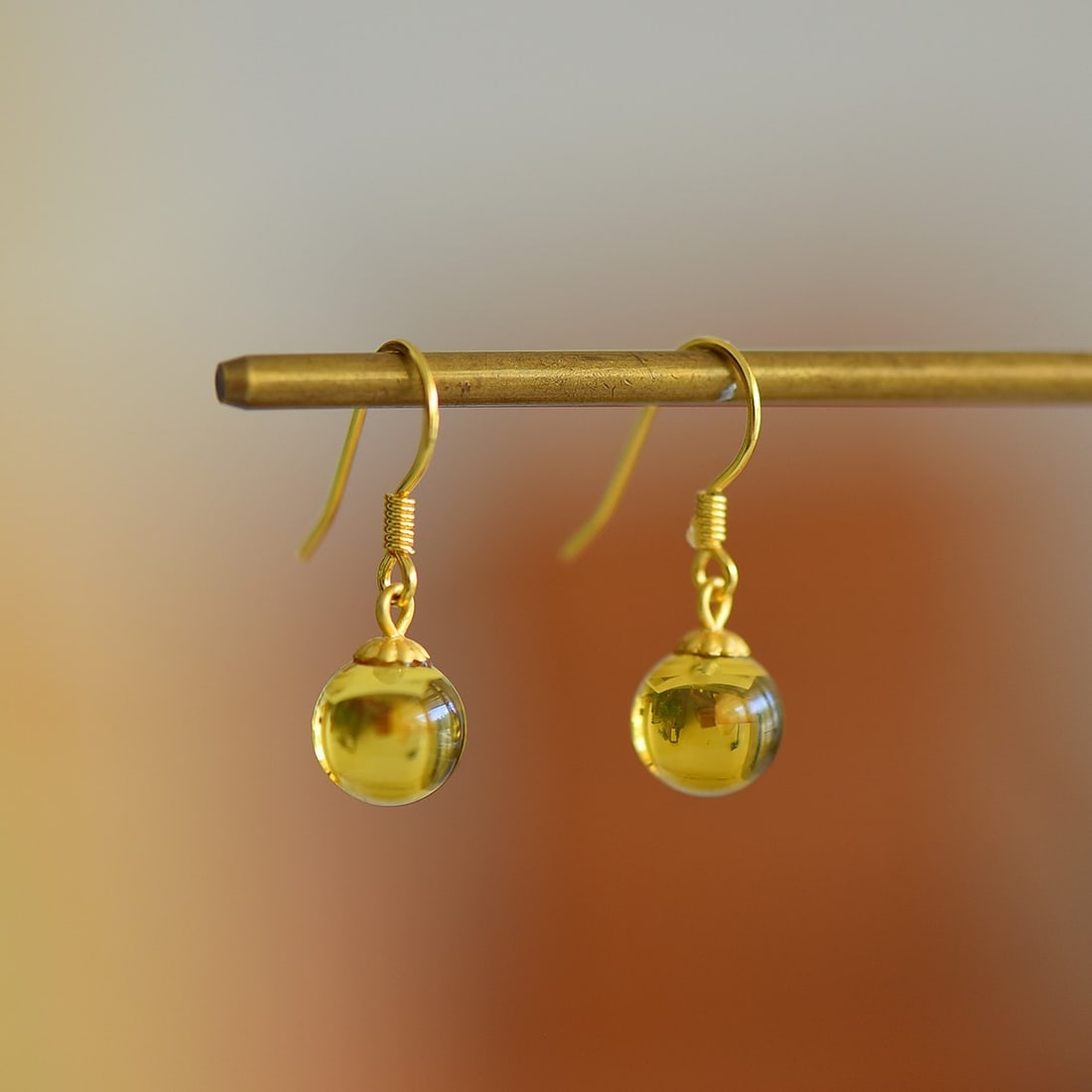 A Pair of Exquisite Sterling Silver-Gold Plated Inlaid Amber Earrings: A Pair of Exquisite Sterling Silver-Gold Plated Inlaid Amber Earrings,Size:8mmx8mm 一对纯银镀金镶琥珀耳环