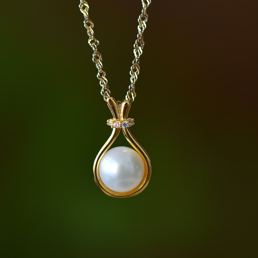 An Exquisite Sterling Silver-Gold Plated Inlaid White Jade Pendant: An Exquisite Sterling Silver-Gold Plated Inlaid White Jade Pendant, 纯银镀金镶白玉吊坠