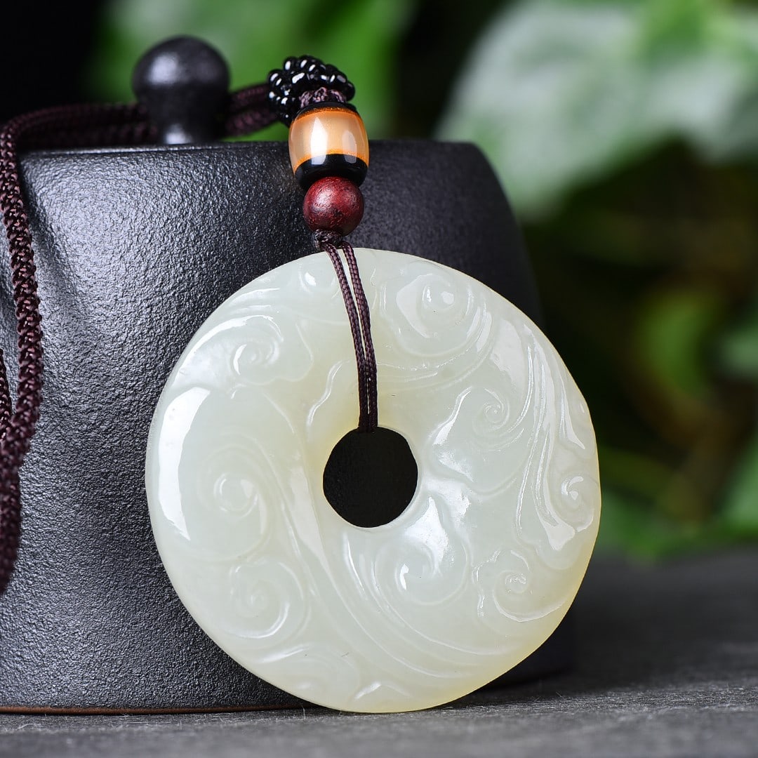 An Exquisite White Jade Auspicious Cloud Pattern Pendant - 2