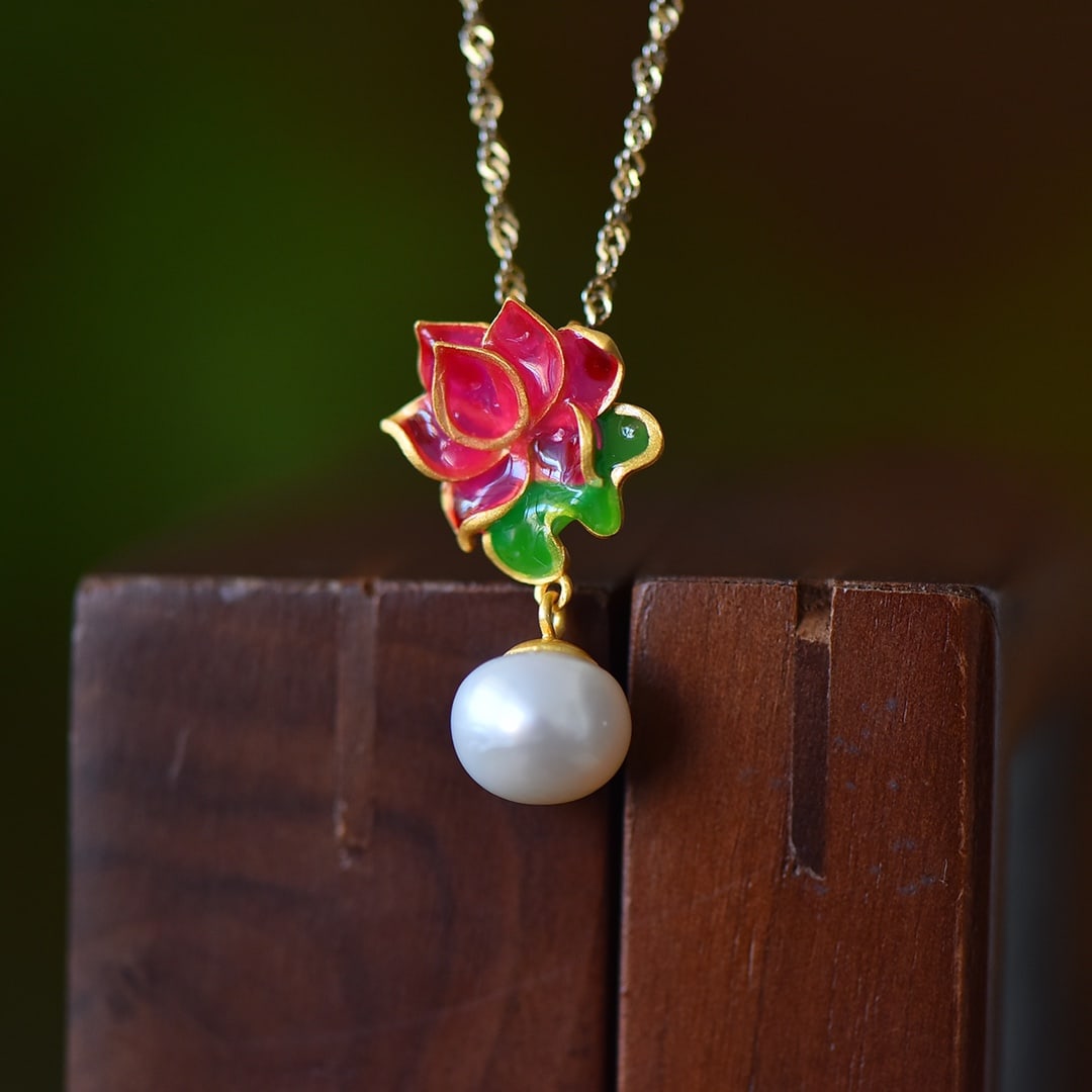 An Exquisite Sterling Silver-Gold Plated Inlaid White Jade Pendant: An Exquisite Sterling Silver-Gold Plated Inlaid White Jade Pendant, 纯银镀金镶白玉吊坠