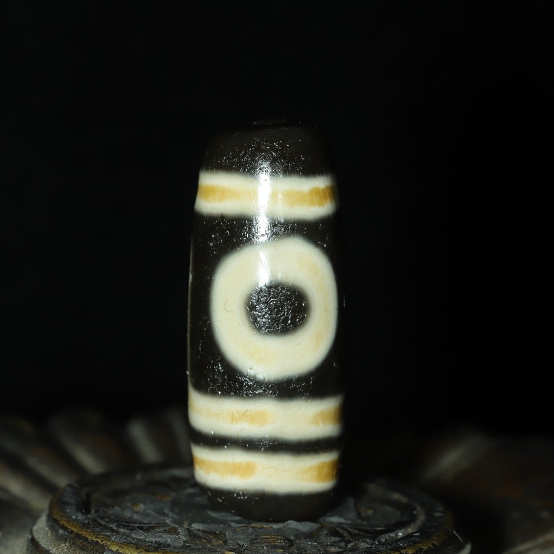 An Exquisite Two Eyes Dzi Bead Pendant: An Exquisite Two Eyes Dzi Bead Pendant，Size：30mmx12mm，Weight：8g 两眼天珠挂件