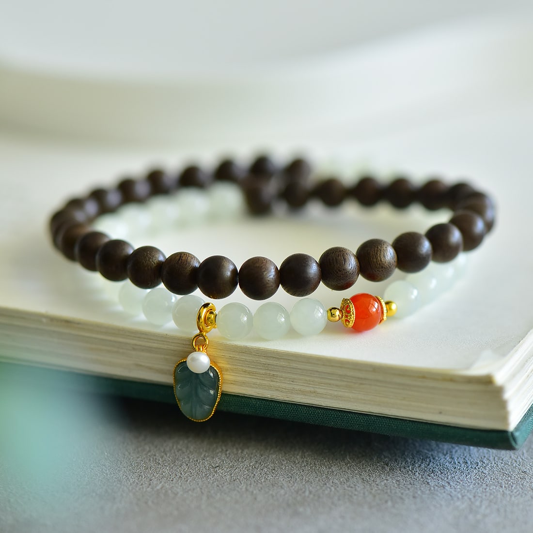 An Exquisite White Jade Eaglewood Bracelets: An Exquisite White Jade Eaglewood Bracelets,Size:6mm 寓意:金枝玉叶,红红火火