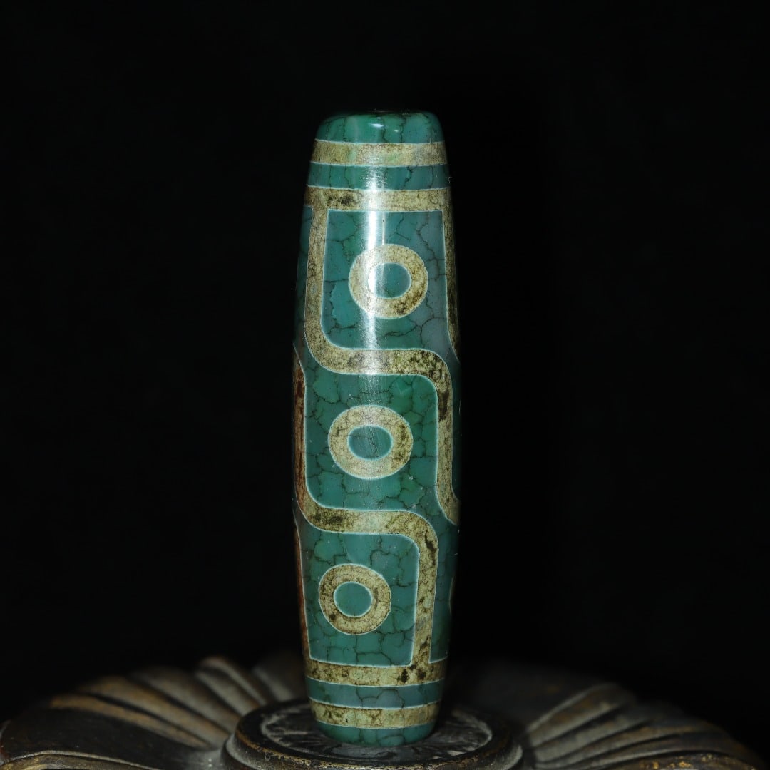 An Exquisite Nine Eyes Dzi Bead Pendant: An Exquisite Nine Eyes Dzi Bead Pendant，Size：70mmx20mm，Weight：43g 九眼天珠挂件