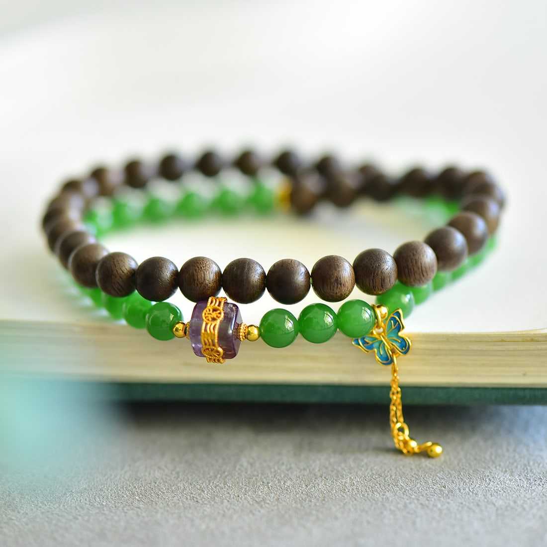 An Exquisite Jasper Eaglewood Bracelets: An Exquisite Jasper Eaglewood Bracelets,Size:6mm 寓意:紫气东来 『��『枯木逢春』•碧玉૚