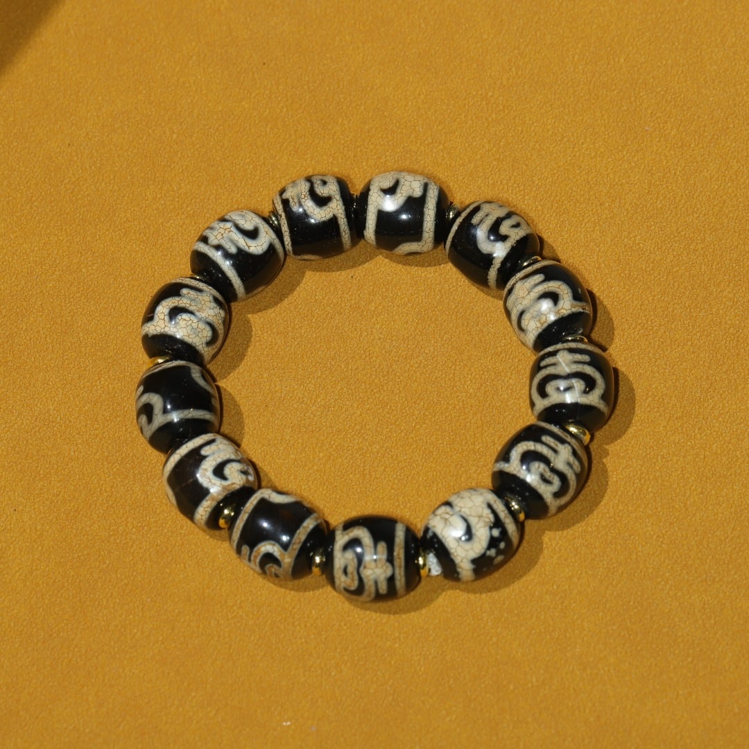 An Exquisite Dzi Bead Bracelets: An Exquisite Dzi Bead Bracelets，Size：15mmx14mm，Weight：57g 天珠手链