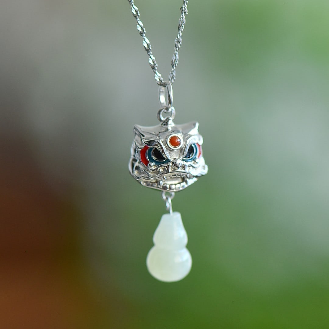 An Exquisite Sterling Silver Inlaid White Jade Gourd Pendant: An Exquisite Sterling Silver Inlaid White Jade Gourd Pendant,Size:9mmx15mm 纯银镶白玉葫芦吊坠