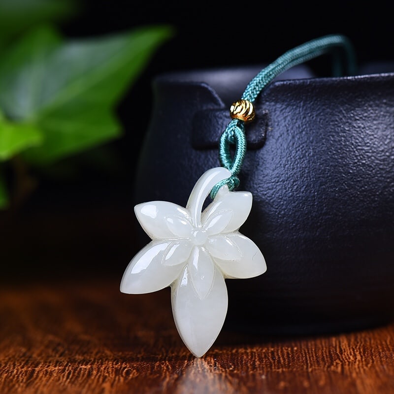 An Exquisite White Jade Maple Leaf Pendant: An Exquisite White Jade Maple Leaf Pendant,Size:36mmx27mm (寓意)枫叶代表原始、纯真、浪漫.火热 