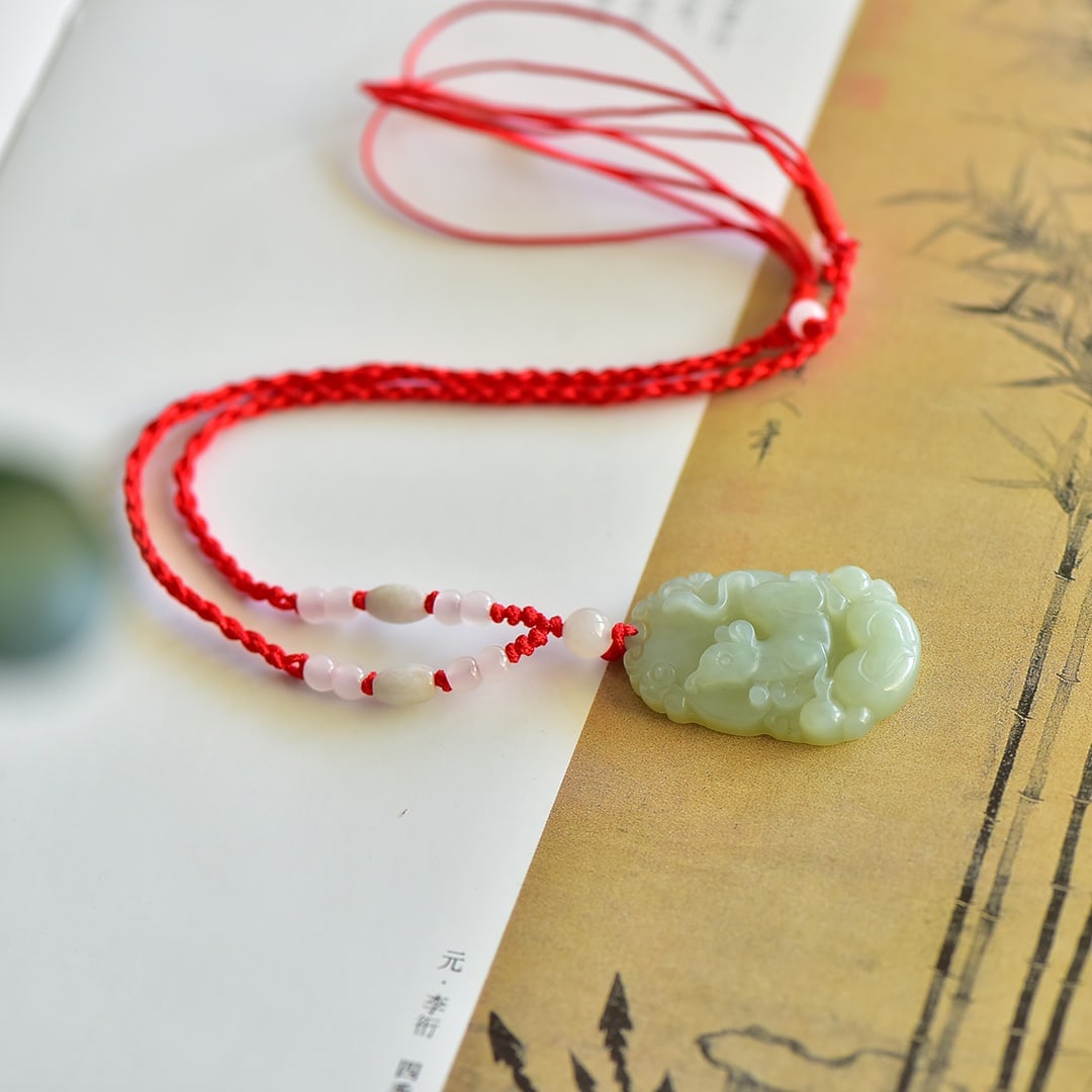 An Exquisite White Jade Mouse Pattern Pendant: An Exquisite White Jade Mouse Pattern Pendant,Size:33mmx20mm 白玉鼠纹吊坠