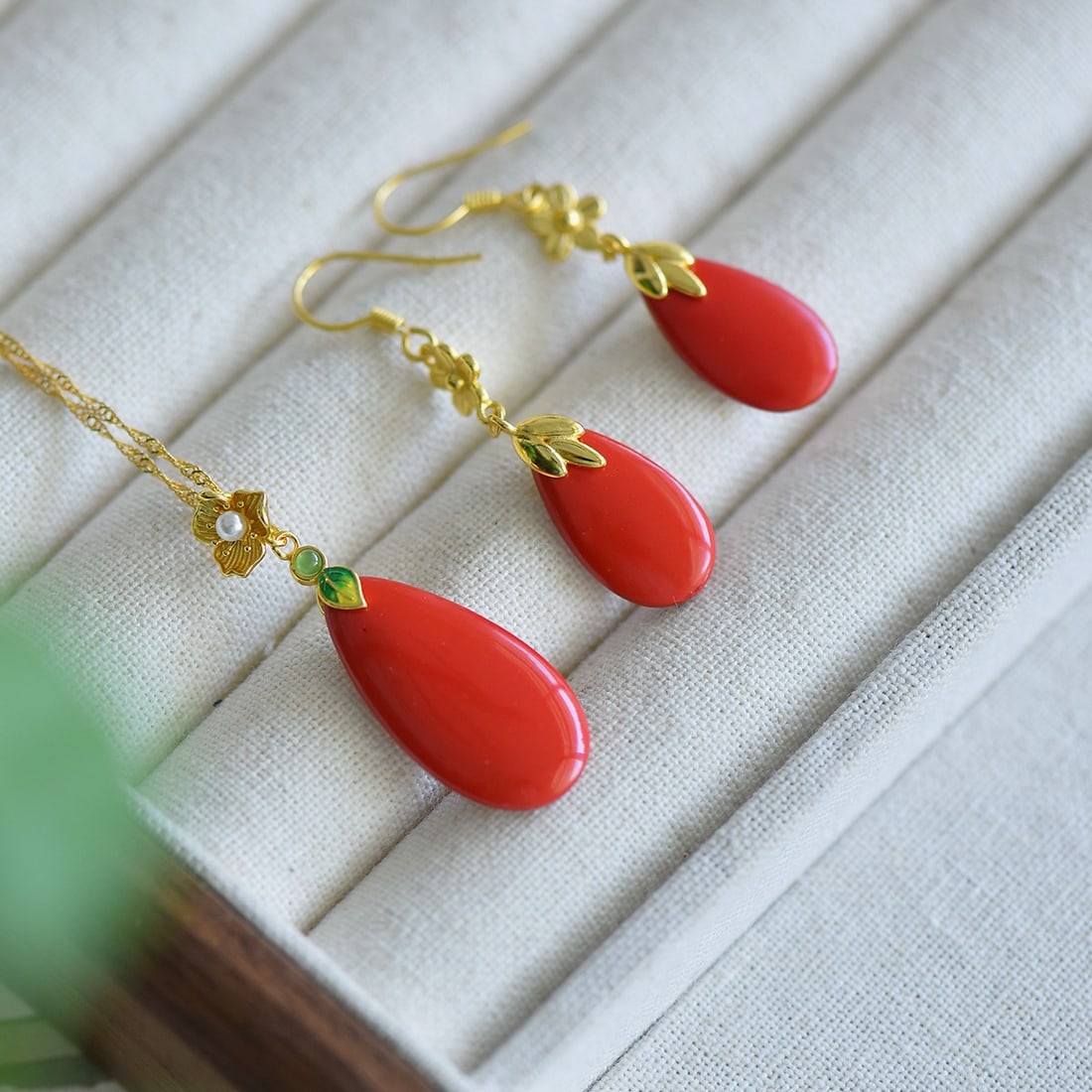 A Set of Fine Sterling Silver-Gold Plated Inlaid Cinnabar Jewelrys: A Set of Fine Sterling Silver-Gold Plated Inlaid Cinnabar Jewelrys,Size:(Pendant)13mmx25mm,(Earrings)10mmx18mm 寓意:富贵满堂,花开富贵 