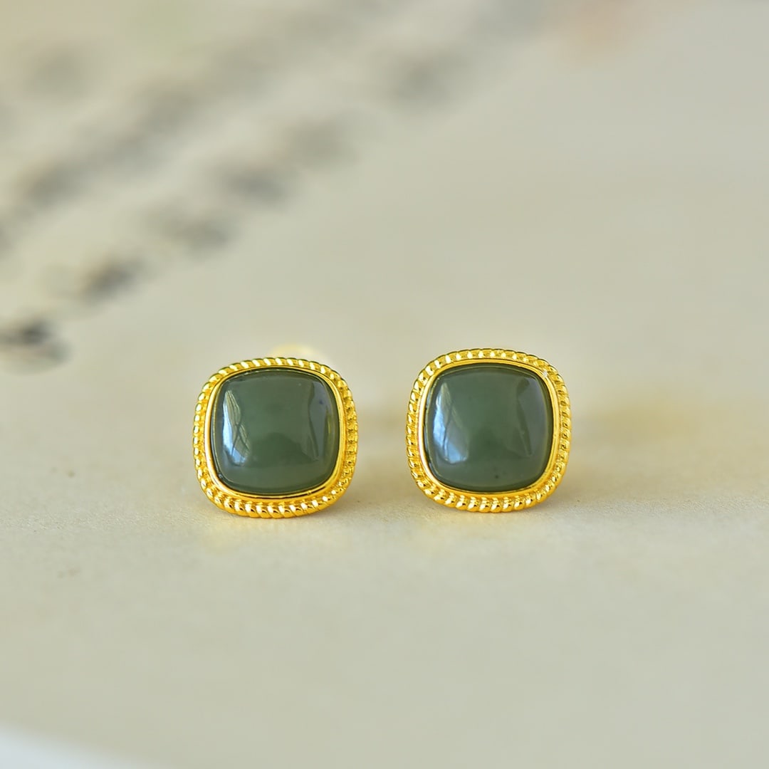 A Pair of Exquisite Sterling Silver-Gold Plated Inlaid Jasper Earrings: A Pair of Exquisite Sterling Silver-Gold Plated Inlaid Jasper Earrings,Size:8mmx8mm 一对纯银镀金镶碧玉耳环