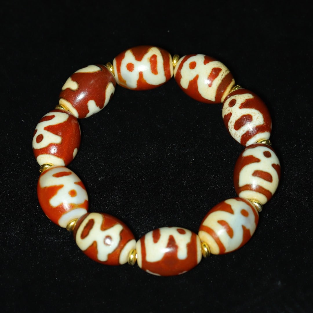An Exquisite Dzi Bead Bracelets: An Exquisite Dzi Bead Bracelets，Size：20mmx15mm，Weight：66g 天珠手链