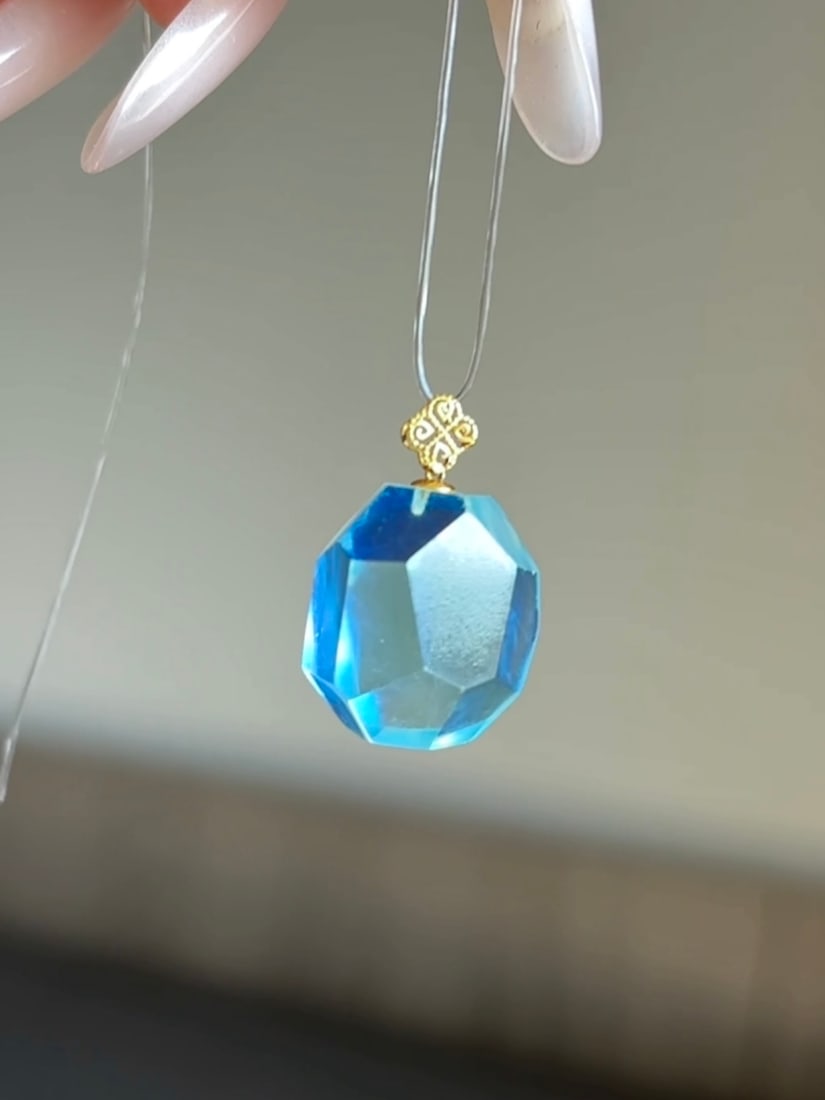 An Exquisite Sterling Silver-Gold Plated Inlaid Aquamarine Pendant: An Exquisite Sterling Silver-Gold Plated Inlaid Aquamarine Pendant,Size:17mmx15mm,Weight:4.5g 纯银镀金镶海蓝宝吊坠