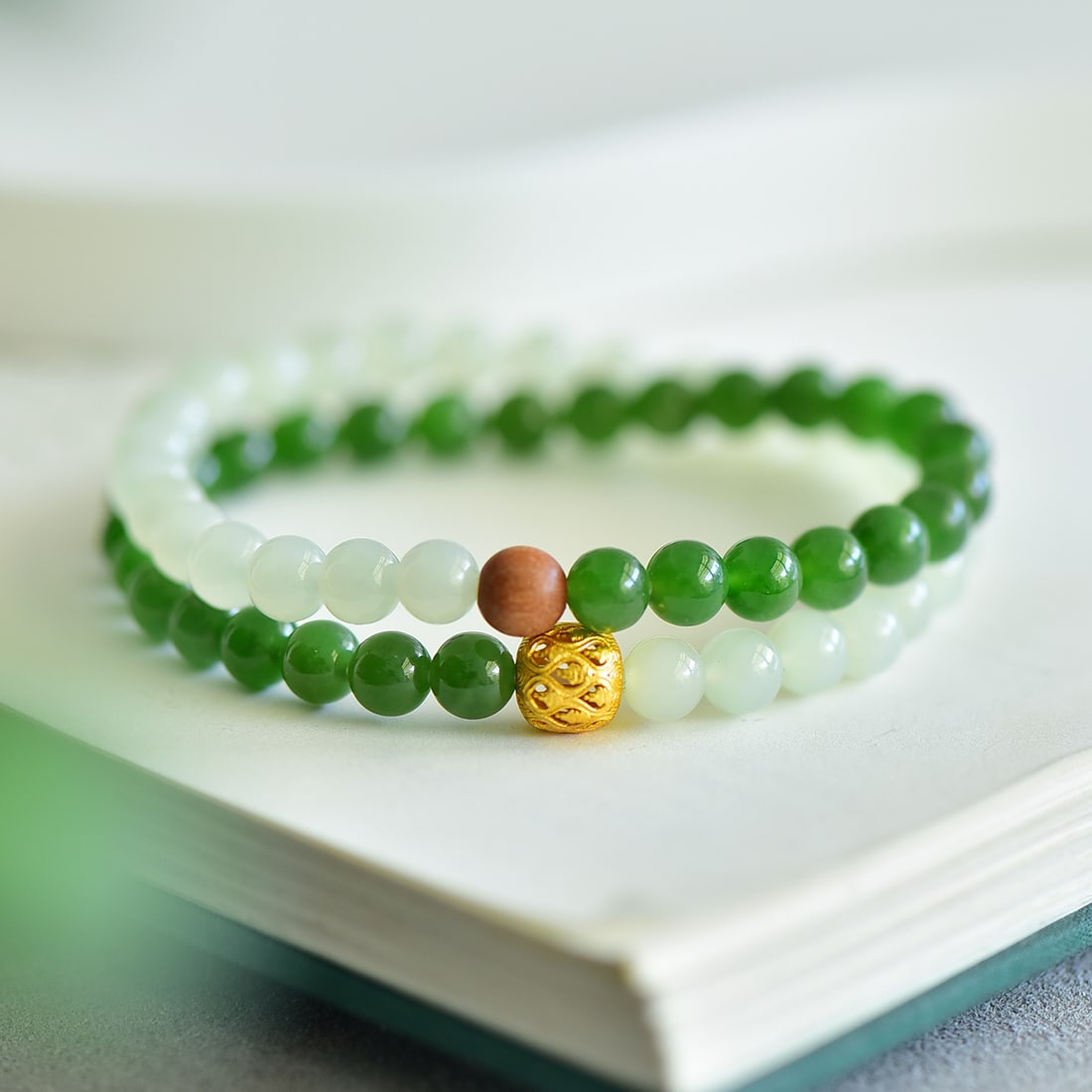 An Exquisite Jasper White Jade Bracelets: An Exquisite Jasper White Jade Bracelets,Size:6mm 寓意:好运连连『白玉碧玉手串:一半清冷 一