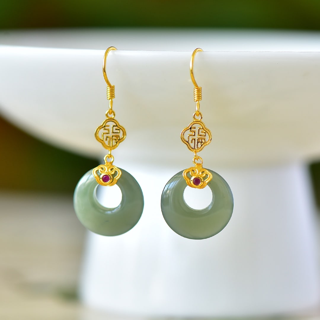 A Pair of Exquisite Sterling Silver-Gold Plated Inlaid Jasper Earrings: A Pair of Exquisite Sterling Silver-Gold Plated Inlaid Jasper Earrings,Size:15mmx15mm 一对纯银镀金镶碧玉耳环