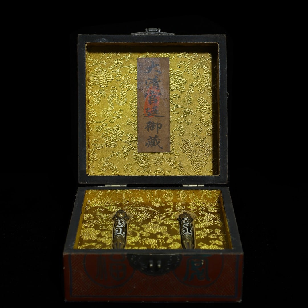 A Pair of Exquisite Dzi Bead Inlaid Bronze Vajry Pestle Pendant: A Pair of Exquisite Dzi Bead Inlaid Bronze Vajry Pestle Pendant，Size：18cmx18cmx9cm，(Dzi Bead)112mmx13mm，Weight：(单个)36g 