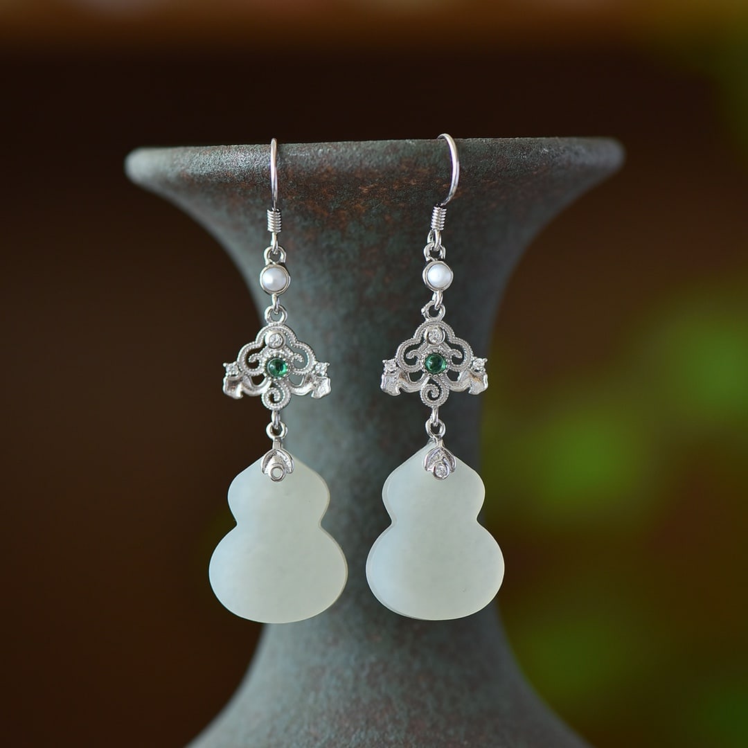 A Pair of Exquisite Sterling Silver Inlaid White Jade Earrings, Inlaid Pearl: A Pair of Exquisite Sterling Silver Inlaid White Jade Earrings, Inlaid Pearl,Size:16mmx20mm 一对纯银镶白玉耳环，嵌珍珠