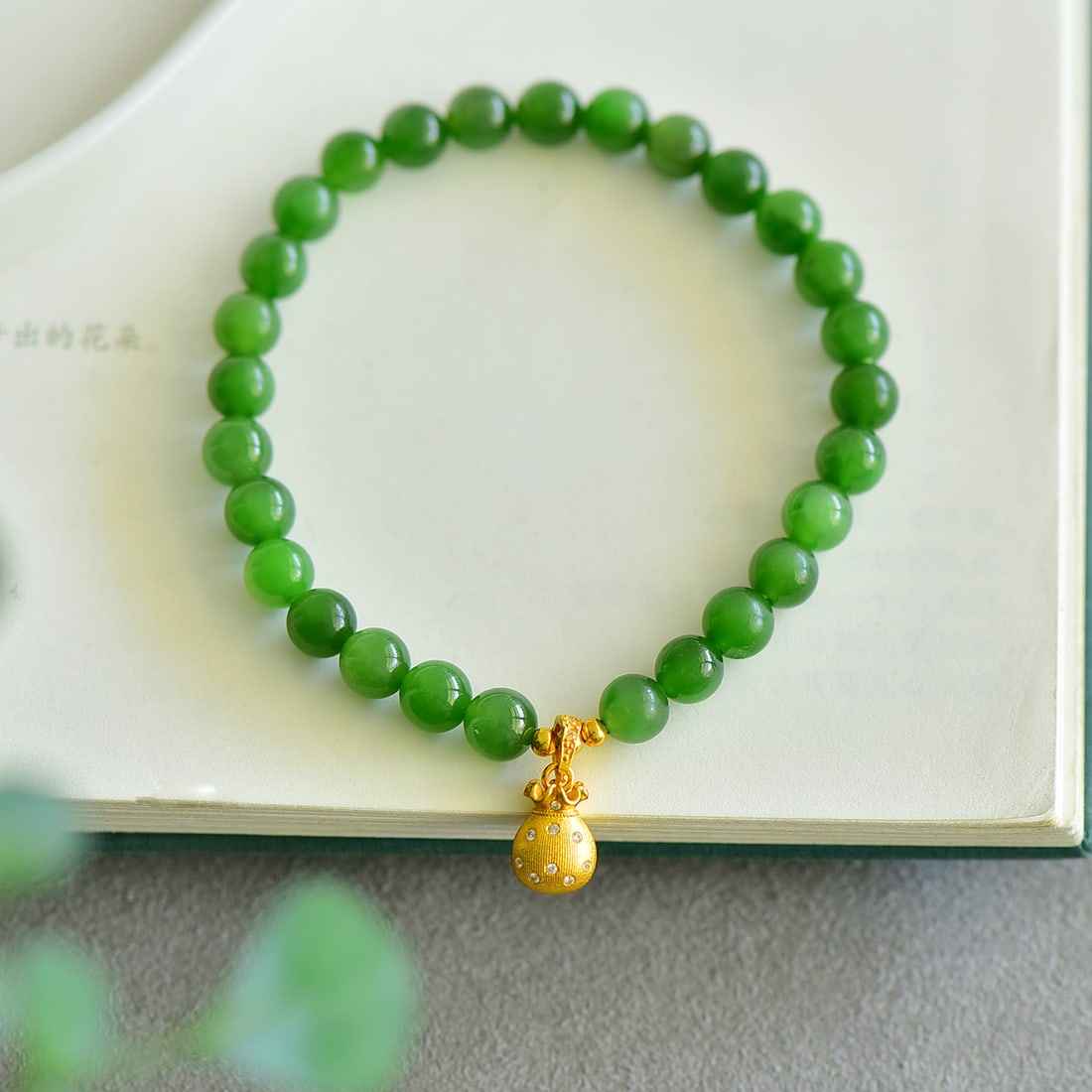 An Exquisite Jasper Bracelets: An Exquisite Jasper Bracelets,Size:6mm 寓意:日进斗金『和田碧玉满眼的绿意,却又低调