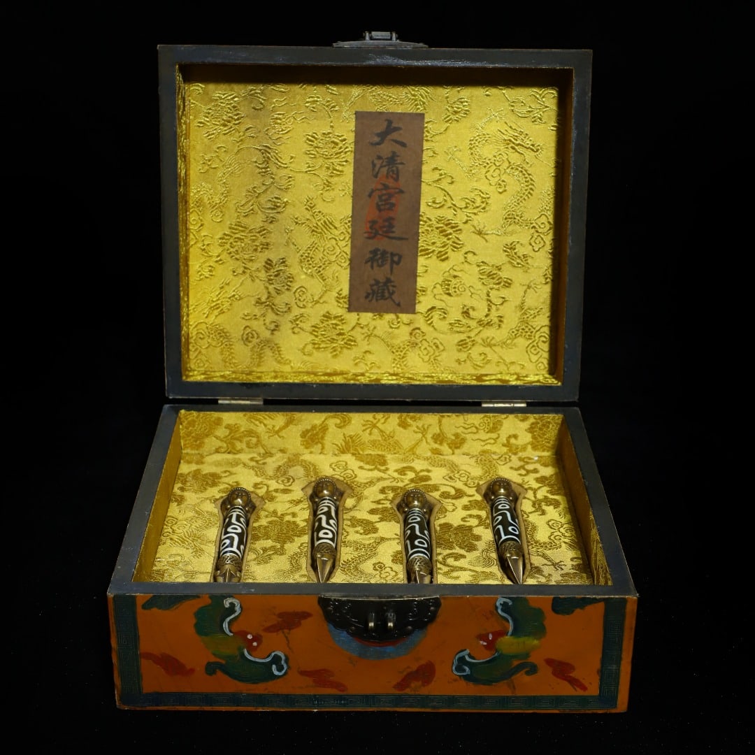 A Set of Fine Dzi Bead Inlaid Bronze Vajry Pestle Pendant: A Set of Fine Dzi Bead Inlaid Bronze Vajry Pestle Pendant，Size：24cmx20cmx10cm，(Dzi Bead)112mmx13mm，Weight：(单个)53g 