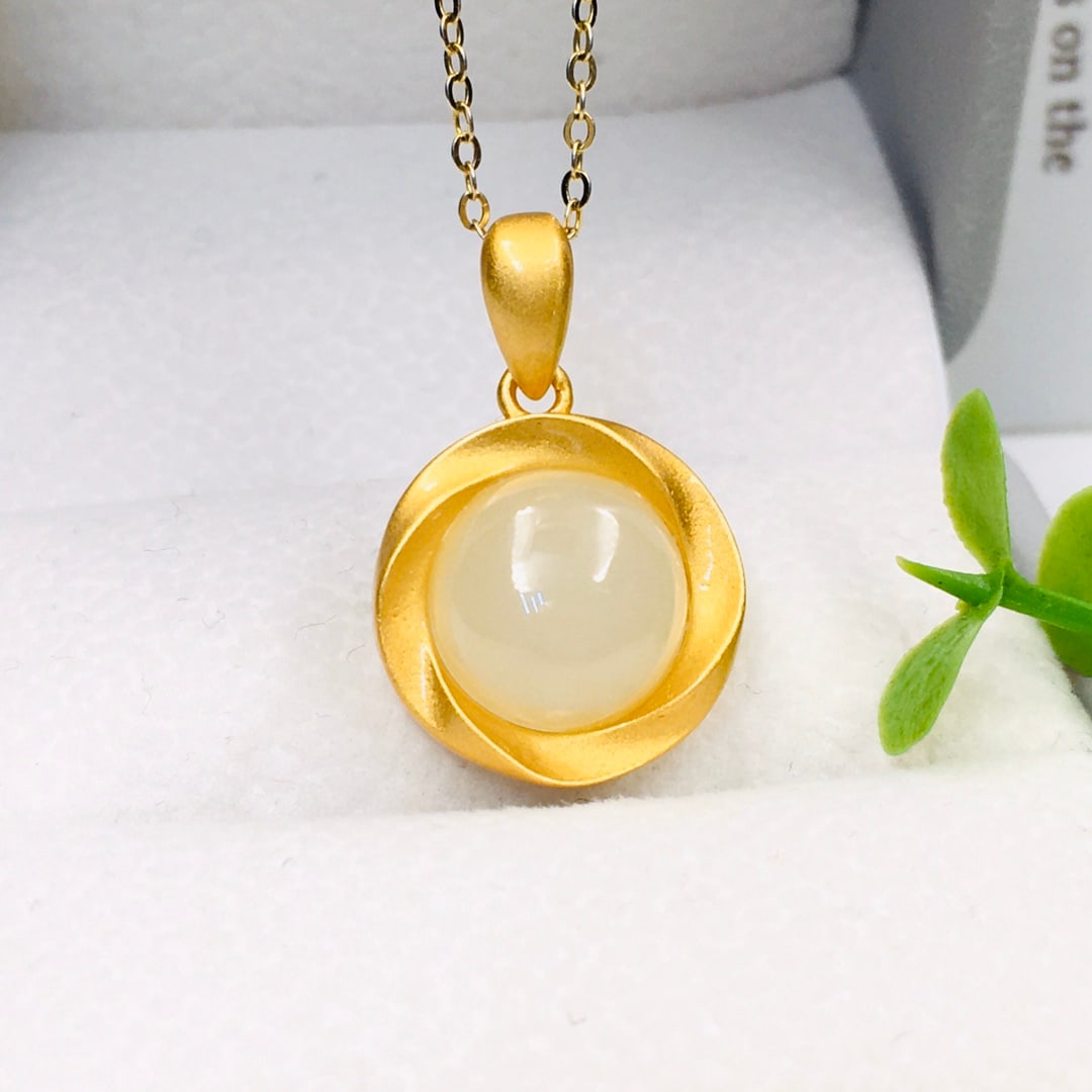 An Exquisite Sterling Silver-Gold Plated Inlaid White Jade Pendant: An Exquisite Sterling Silver-Gold Plated Inlaid White Jade Pendant,Size:10mmx10mm 纯银镀金镶白玉吊坠